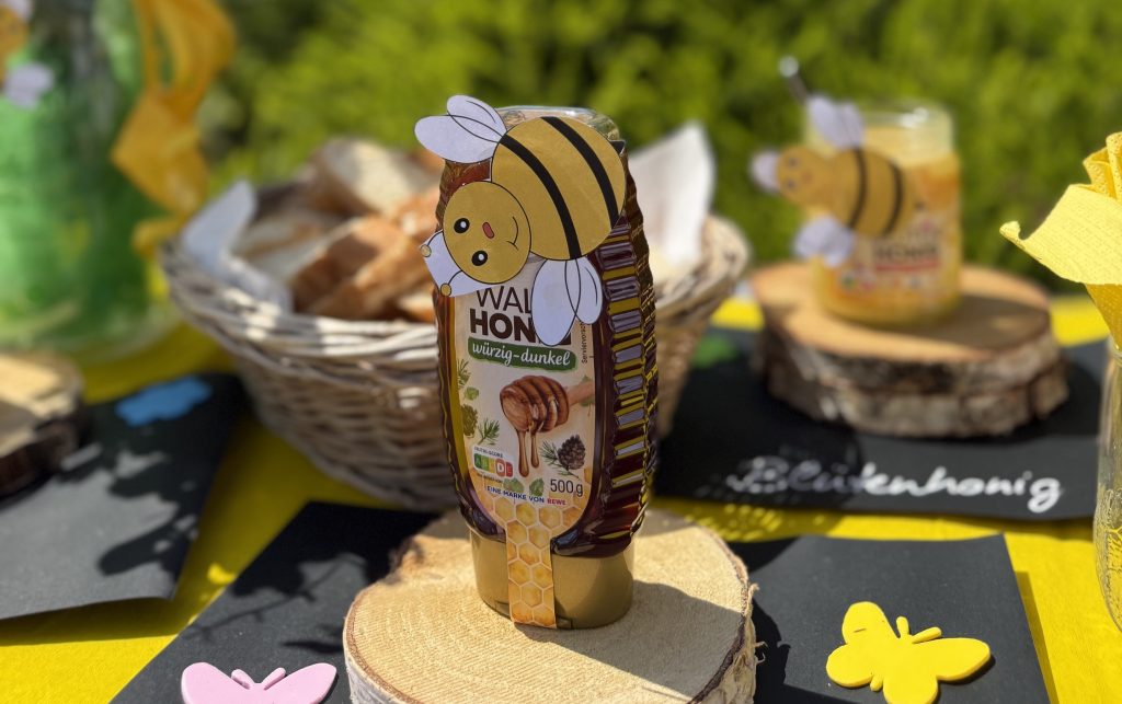 20.05.2025 – Honigverkostung im Ganzen Haus – zum Weltbienentag!